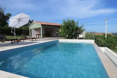 Image de Maison ancienne rénovée avec piscine privée, romantique, calme, conviviale et familiale