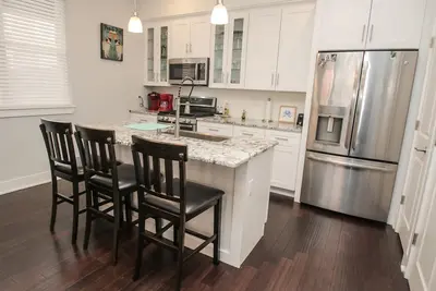 Image de Sensational 3Bed / 2Bath w / Gated Parking! 10 couchages!