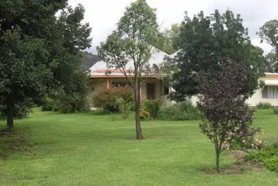 Image de Old Bara Guesthouse. Spacieuse propriété climatisée de 4 lits, pouvant accueillir jusqu'à 10 personnes.