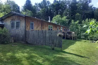 Image de Excellent emplacement, nouveaux tarifs réduits sur la route d'accès au domaine skiable de Burke Mountain.