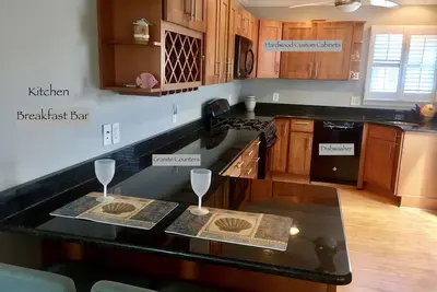 Image de Lavallette Beach Home avec terrasse sur le toit et bar Tiki près de la plage -Wifi, C-A / C