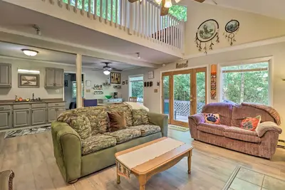 Image de Cabine avec foyer et ponts - Marchez jusqu'au lac Harmony!