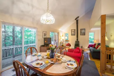 Image de Maison de villégiature avec bain à remous privé, cheminée, piscines, étang, Wifi