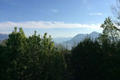 Image de Sur le dessus du lac avec des vues sur le lac et les Alpes suisses