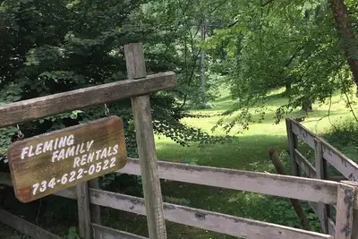 Image de Région du lac Tappan: chalet ensoleillé et paisible avec étang de pêche sur 13 acres magnifiques
