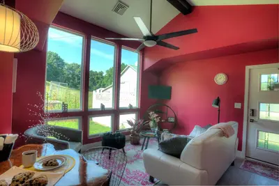 Image de Chalet moderne qui accepte les animaux de compagnie avec une cour clôturée.