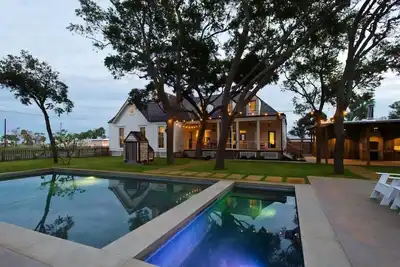 Image de Maison historique avec 4 chambres, 3. 5 salles de bain avec piscine