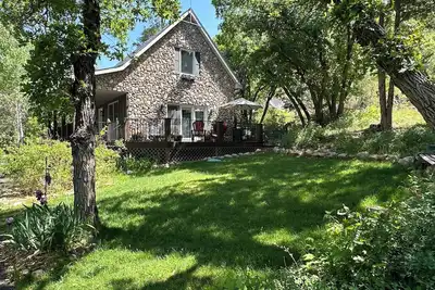 Image de Cottage romantique sur une superficie privée 5 min. au centre-ville-bain à remous, des vues incroyables
