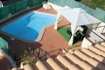 Image de Villa avec piscine privée, table de billard. 7 lits (5 doubles 2 simples), 10 personnes