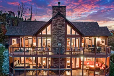 Image de Marque Nouveau Luxe 4/4 Cabin! Vue Imprenable! Grande salle de jeux, 7 foyers, 4 baignoires!