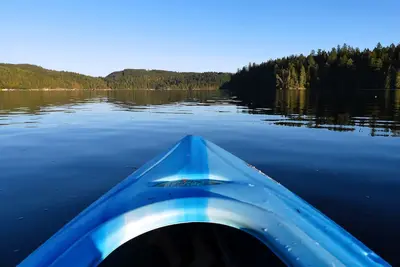 Image de Cortes maison sur la plage w / Hot Tub & Kayak sur 5 acres de terrain boisé
