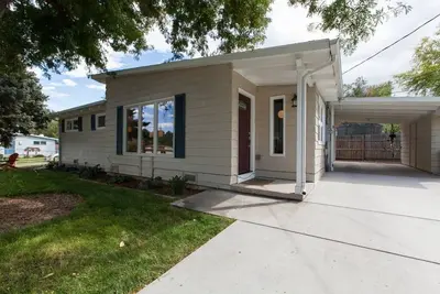 Image de Mise à jour du joyau du milieu du siècle situé dans la vieille ville branchée d'Arvada