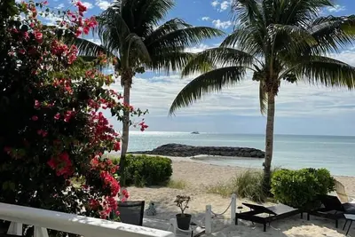 Image de Belle Retraite De L'ÎLE Avec Une Vue Imprenable Et Une Plage!