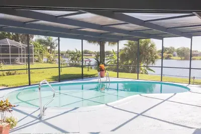Image de Maison au bord de l'eau avec piscine