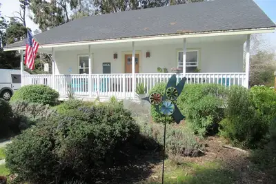 Image de Sandy Clove Cottage crée une escapade privée avec la nature dans Fortt Bragg.
