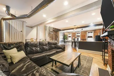 Image de Belle tranquillité sur le toit! Garage 2 voitures! Capacité d'accueil +12!
