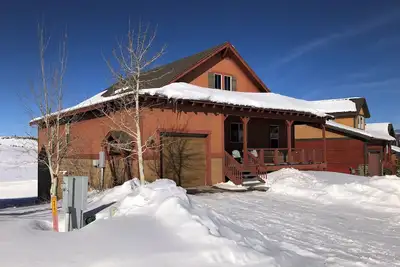 Image de 3br / 3ba accueil 3 blcks 2 base de Granby Rnch, wifi, xbox, baby-foot, 2Kng bd, sommeil 10