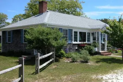 Image de Beautiful 3 Bedroom + Den Cottage Juste quelques minutes en voiture de la plage