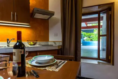 Image de Vue sur la piscine! studio w / Netflix, cave à vin, etc. 0, 9 mi. du centre de la ville