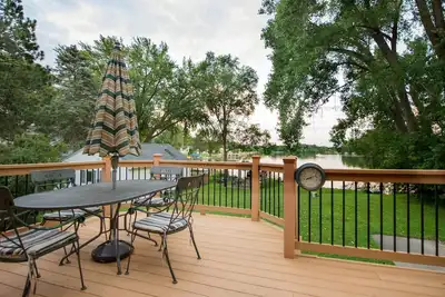 Image de Belle 75 pieds au bord du lac, grande terrasse, conviviale et familiale!