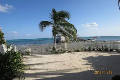 Image de En face de la plage Condo facile à pied de la ville.