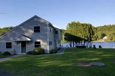 Image de Superbe maison à droite sur Hosmer Pond à Camden!