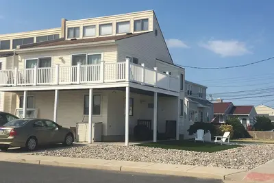 Image de Sunny 4 Br, 2 Ba Maison de ville