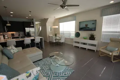 Image de Maison de ville de luxe, comprend une télévision près de la piscine!