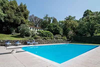 Image de # Superbe villa au sommet d'une colline avec de belles vues, piscine et jardins