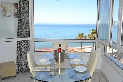 Image de Front-line, magnifique studio, avec une vue magnifique sur la mer et la montagne