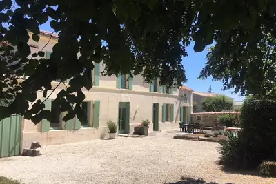 Maison charentaise traditionnelle avec piscine sécurisée chauffée pour les enfants.