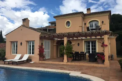 Image de 3 chambres, 3 salles de bains, piscine privée chauffée, jardin et vue sur le golf