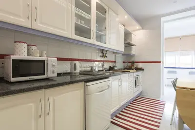 Image de Appartement familial typique avec terrasse pouvant accueillir jusqu'à 8 personnes.