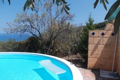 Image de maison avec jardin et piscine