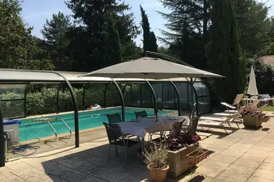 Image de maison  avec piscines. Animaux de compagnie accepté Grand jardin bien clôturer