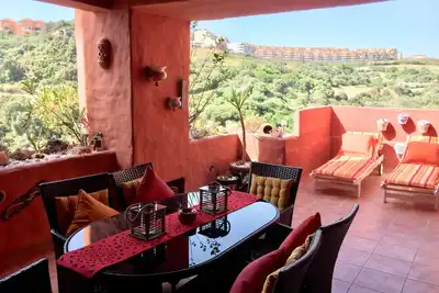 Image de Modern Luxury Appartement avec la sécurité de 24 heures Entrée & Jardins communautaires et piscines