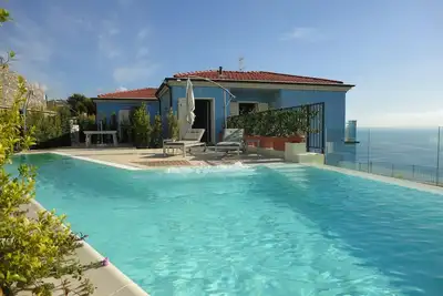Image de Villa lumineuse et élégante avec piscine privée et terrasse de jardin avec vue sur la mer