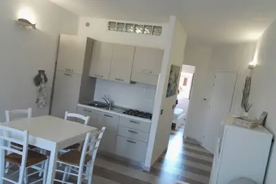 Image de Appartement à 250 mètres de la mer entièrement rénové avec jardin privé