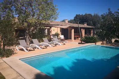 Image de Maison rustique avec beaucoup de charme proche montagne, piscine privée.