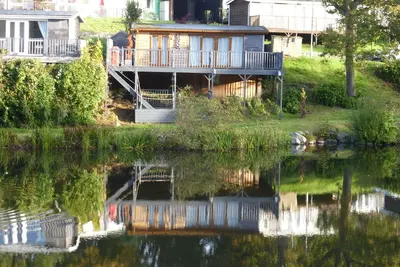 Image de Chalet de vacances avec de belles vues sur le lac dans 100 hectares de parc