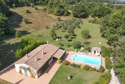 Image de Maison avec piscine privée, ping pong et terrain de football en Ombrie.