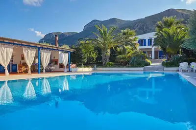 Image de Villa Maison Blue Pool. Paradis entre le ciel et la mer