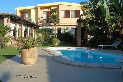 Image de Belle villa avec piscine privée, une oasis romantique à quelques minutes de la mer.