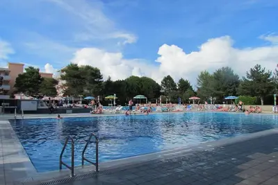 Image de Vacances au bord de la piscine dans notre appartement confortable - Beahost