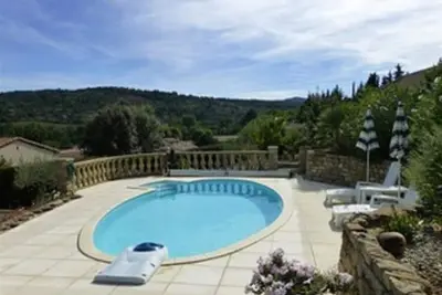 Image de Belle villa individuelle de trois chambres avec piscine privée et beaux jardins