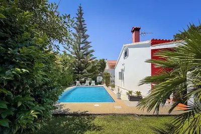 Image de Villa avec piscine privée et jardin | plage & golf à 5 mins | Lisbonne à 20 mins