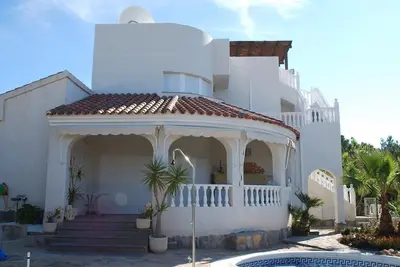 Image de Villa de luxe 5 * avec piscine et jardins à La'Azohia. 5 minutes à pied de la plage. Wifi gratuit