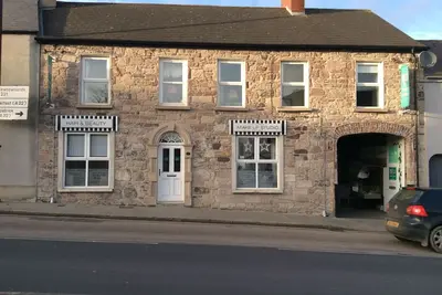 Image de Confortable maison de la maison symétriquement rénové streethouse victorienne