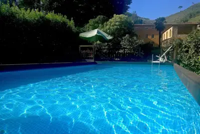Image de Grange restaurée avec grande piscine et ruisseau de montagne