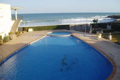 Image de Vt-35059-Cs: Rez-de-chaussée Urbanisation de luxe face à la mer, piscine et parking.